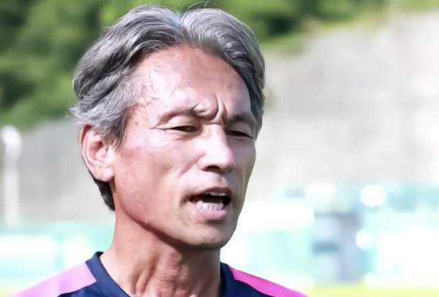 管？苏知非脱口道：你疯了？没见这小子实力强的变态吗？万一他连你也打呢？苏知鱼认真道：我去跟他讲讲道理，或者晓之以情、动之以理，否则咱们在车里坐着看高桥英吉被废，不符合江湖道义。
